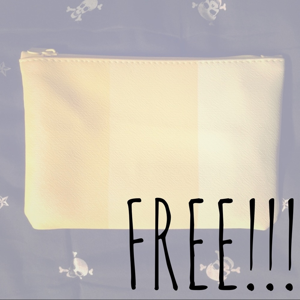 🌟 FREE WITH $15 PURCHASE! 🌟 NWT MAKEUP BAG!